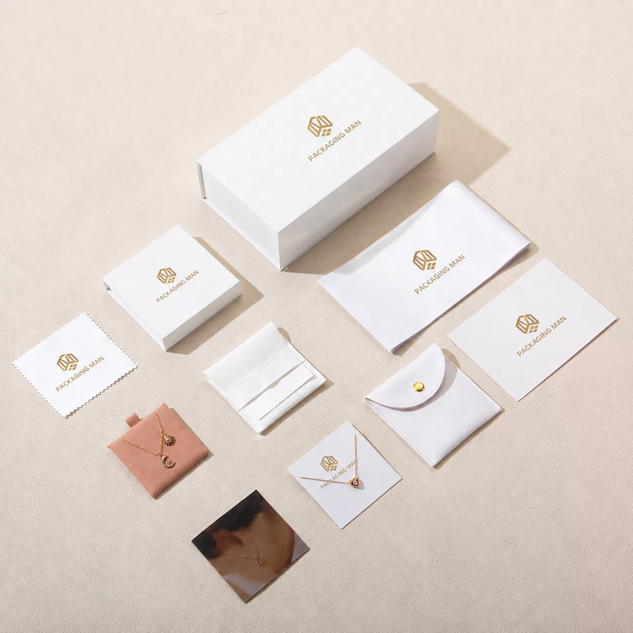 同一套白色包装产品的俯视图,展示了各个组件的排列布局,包括盒子、袋子和卡片。